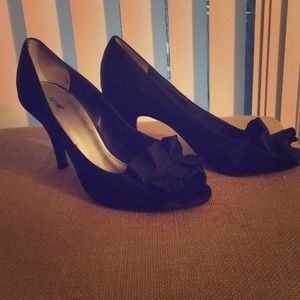 Black peep toe pumps
